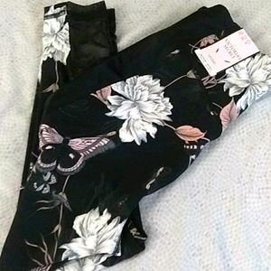 NWT Victoria's Studio 7/8 Tights